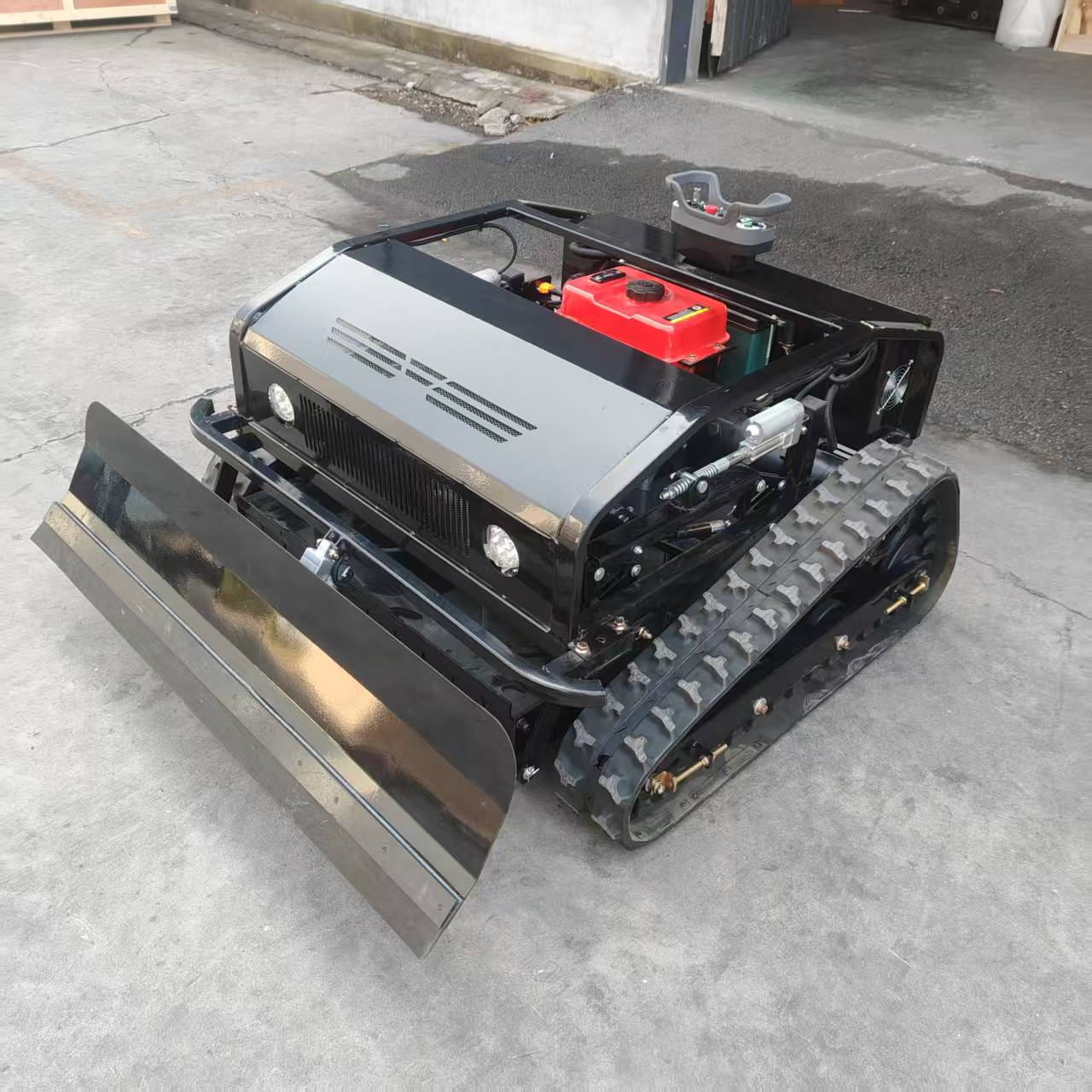 Intelligent remote-controlled lawnmower for land clearing, 800mm cutting width, 60° slope capability, 23 horsepower. Customized
