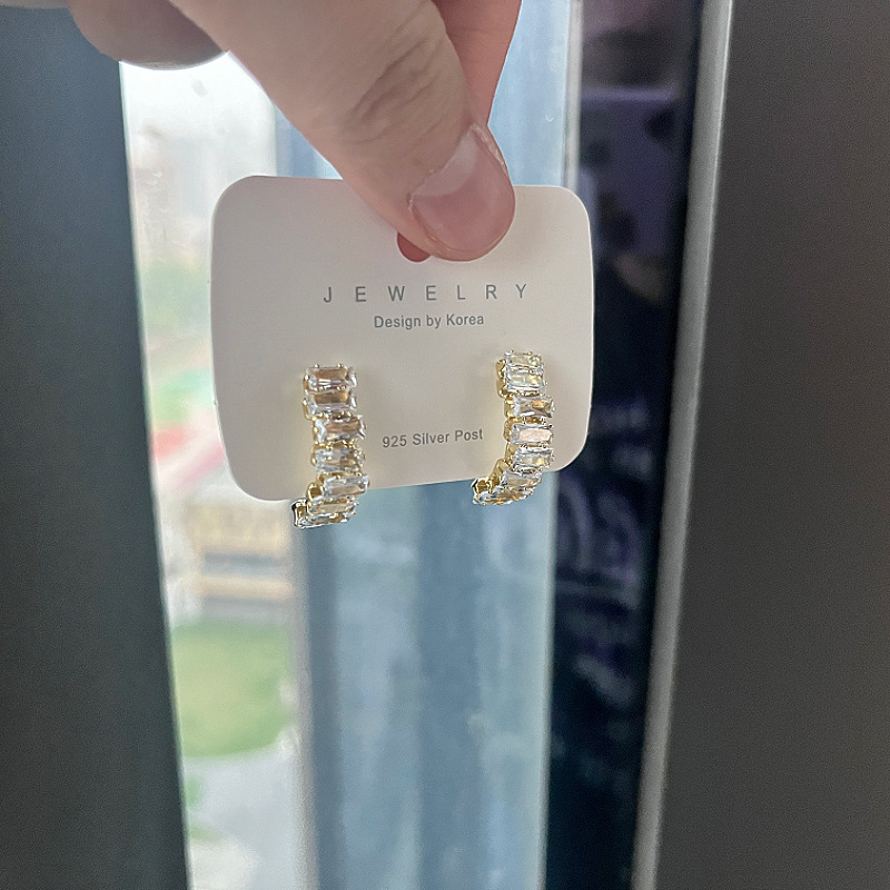 ประณีต C-Shape STUD ต่างหูผู้หญิง Shining CZ Zircon Hollow OUT Design ใหญ่งานแต่งงานต่างหูสาวอารมณ์เครื่องประดับ