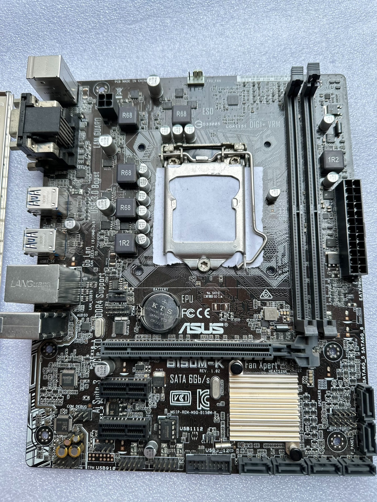 La famosa placa base Brand-B150M-K, el color se muestra en la imagen, se utiliza normalmente. Bisel original (prueba y enviado)
