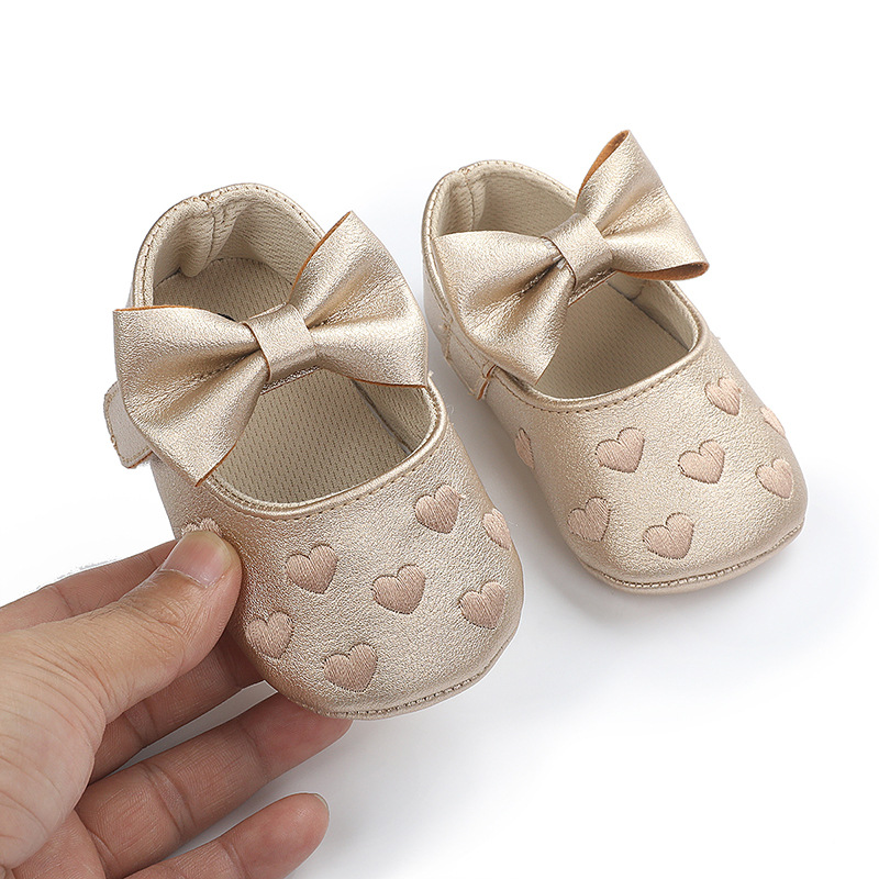 Couro do plutônio bowknot bebê meninas sapatos bonitos mocassins coração sola macia sapatos planos primeiros caminhantes da criança princesa calçados berço