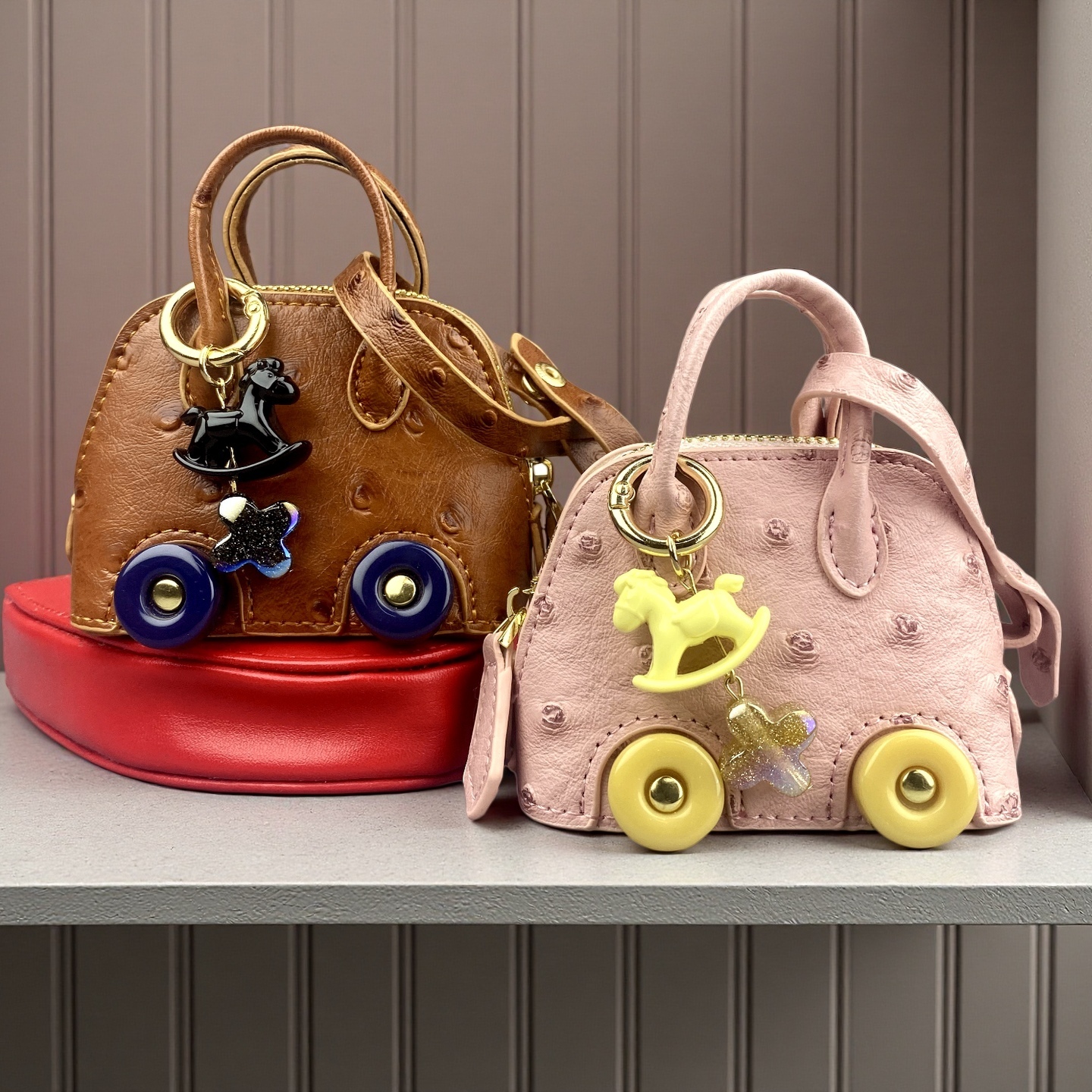 Mini Borsa a Tracolla con Ruote e Cavallo a Dondolo - Simpatica Custodia in Pelle PU con Motivo Struzzo per AirPods, Monete, Cavi, Portachiavi e Charm per Borsa