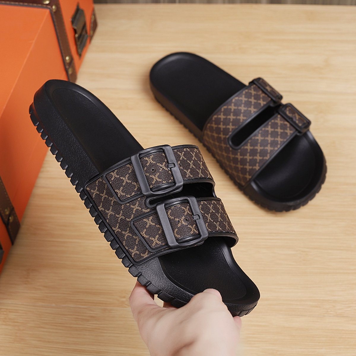 Modieuze pantoffels met dubbele knop, comfortabel, lichtgewicht, ademend en slijtvast, geschikt voor thuisvrije tijd en buitenreizen, gepersonaliseerd en praktisch
