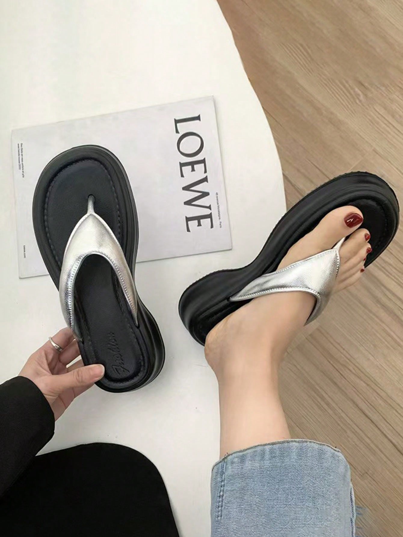 Sendal Jepit Sol Tebal Summer Silver, Sandal Wanita Penambah Tinggi, Sandal Platform Kasual Anti-Slip yang Lembut