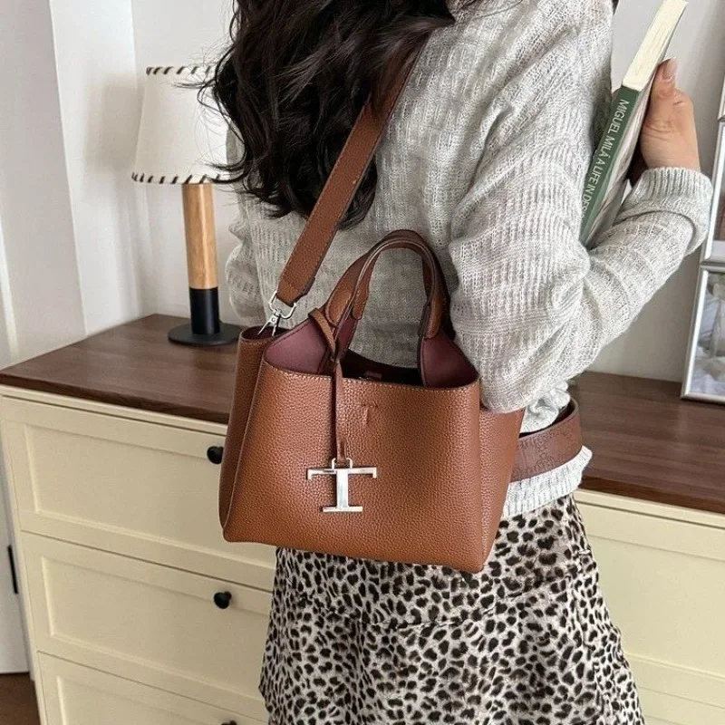 Bolsa de Pañales Clásica y Elegante: Bolso Bandolera de Lujo para Mujer con Aspecto de Cuero Vintage y Gran Capacidad