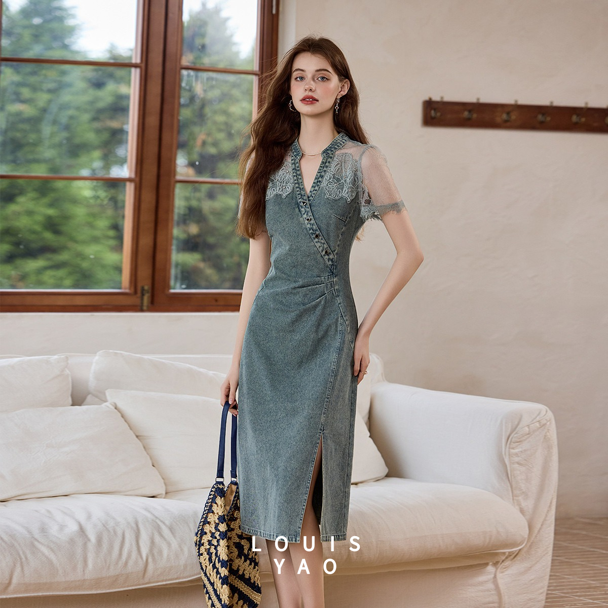 Elegancka sukienka dżinsowa LOUISYAO w stylu vintage, letnia kolekcja 2026, z koronkowymi wstawkami, dopasowana, z dekoltem w serek i rozcięciem, długa sukienka damska.