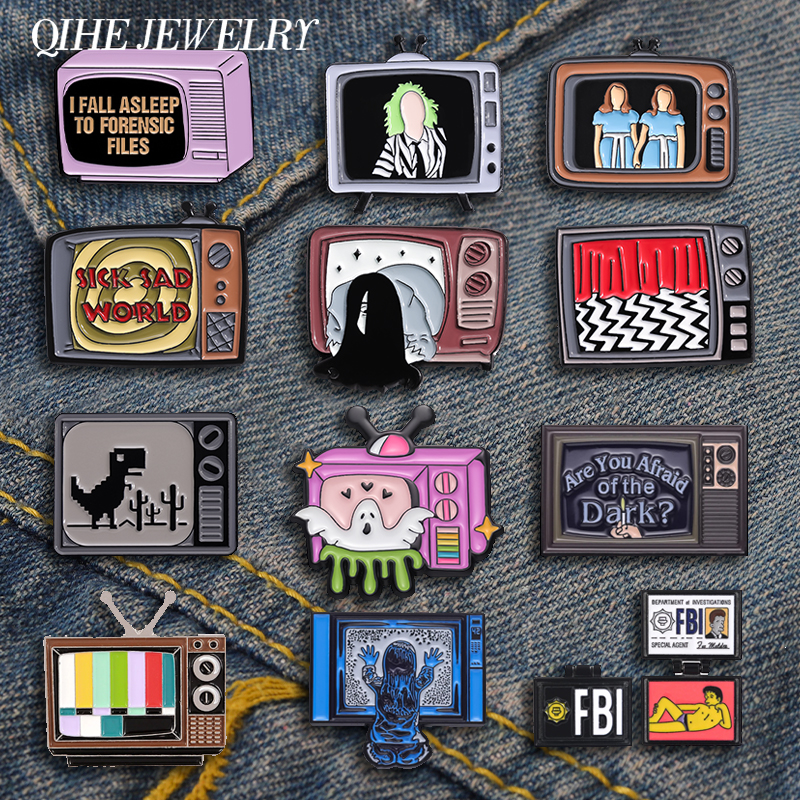 Retro TV รวบรวมเคลือบ Pins ภาพยนตร์สยองขวัญที่กําหนดเองแรงบันดาลใจเข็มกลัด Badge เสื้อผ้ากระเป๋าเป้สะพายหลังอุปกรณ์เสริม Punk เครื่องประดับของขวัญ