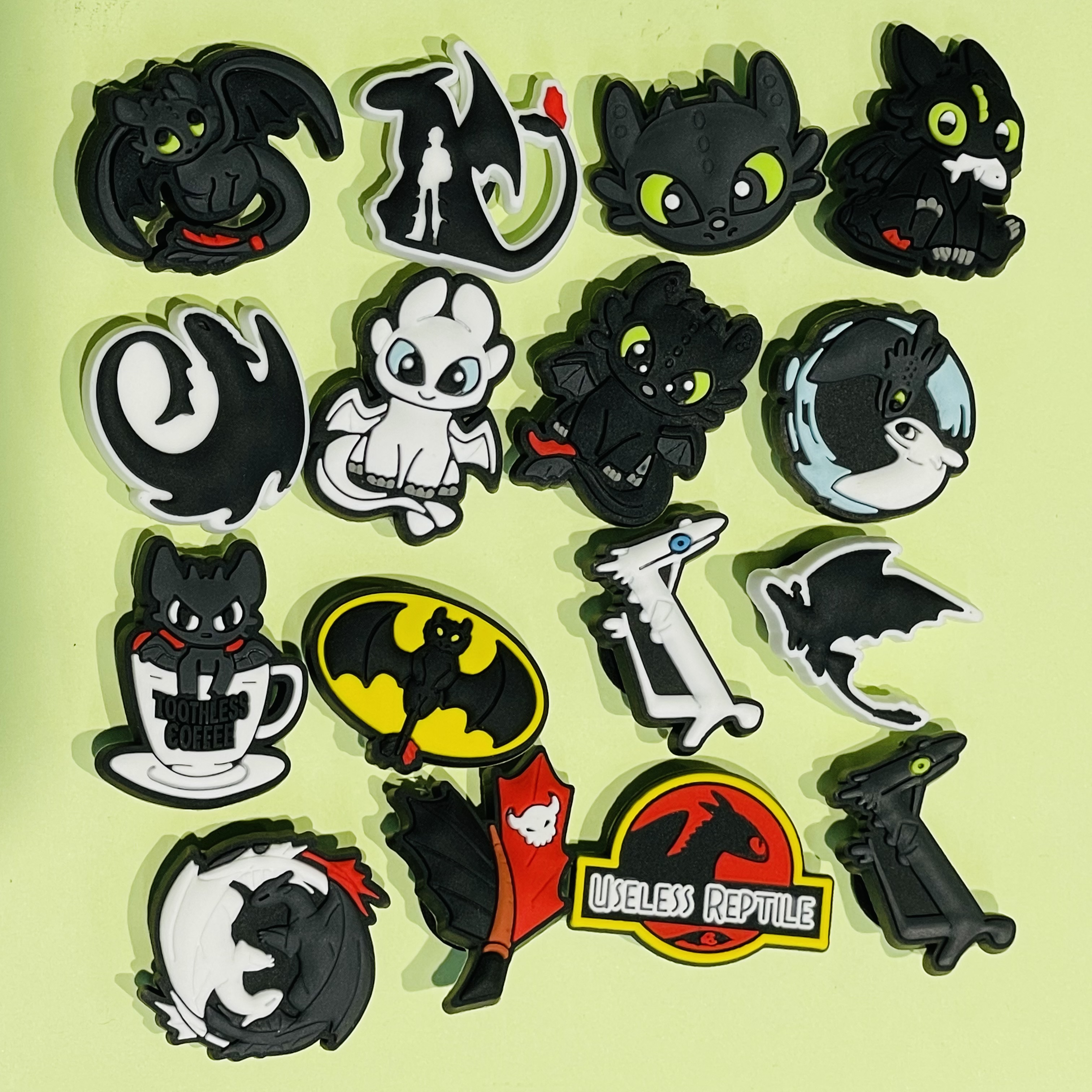 Hete Verkoop 16 Stks/set Draak Tandeloze Cartoon Pvc Tuinschoen Bedels Schoenen Decoraties Diy Polsbandjes Kids Party Cadeau