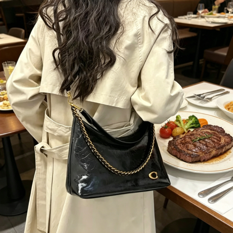 Klasyczna damska torebka na ramię, nowoczesna torebka crossbody z łańcuszkiem, elegancka i modna torebka.