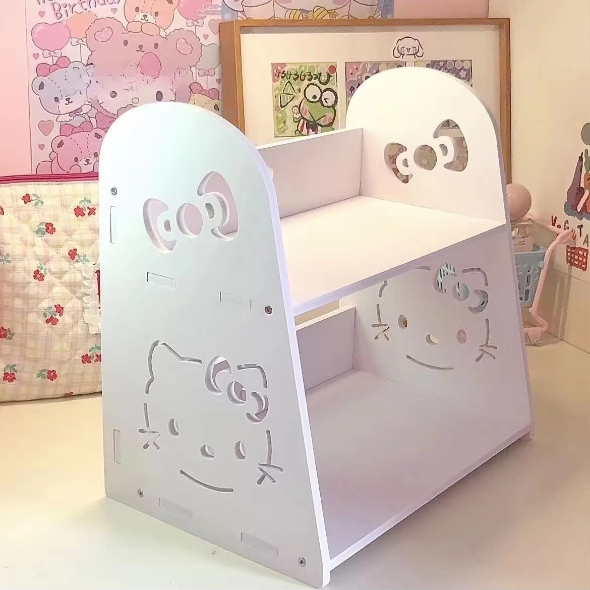 Półka na biurko Hello Kitty, 2-poziomowa, biały organizer na biurko w stylu kawaii, uroczy stojak na kosmetyki i artykuły papiernicze do domu lub biura dla kobiet.