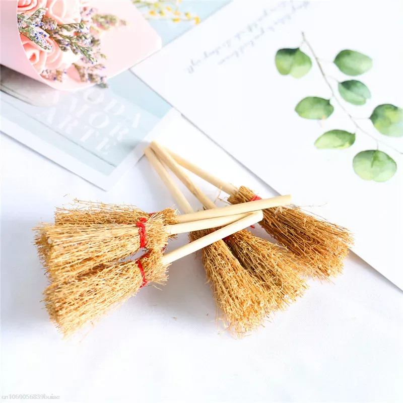 Mini escoba de paja de bruja para decoración de fiesta de Halloween, adornos colgantes DIY, accesorios para disfraces, accesorios para casa de muñecas, 1/3/6 piezas