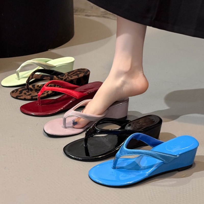 Nuevas zapatillas de verano para mujer, elegantes zapatillas con punta abierta y tacón bajo, zapatos de playa cómodos con tacón de cuña de color caramelo para mujer, Sapatilas
