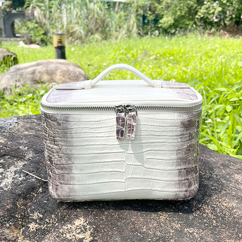 Crocodile Patterned Cowhide Makeup Bag Women's Cosmetic bag Travel Portable Wash Bag  Large Capacity Practical Storage Bag
