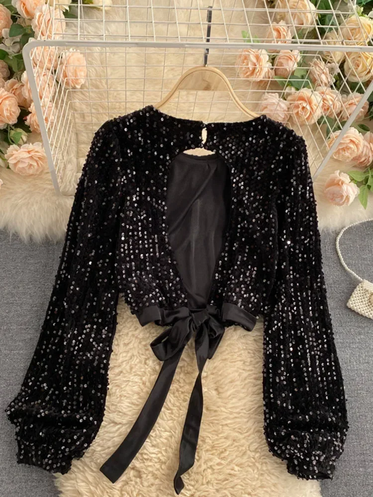 Blusa temperamento de celebridade, design feminino de outono, nicho senso de esquema, alças ocas, tops curtos de cintura GX1082