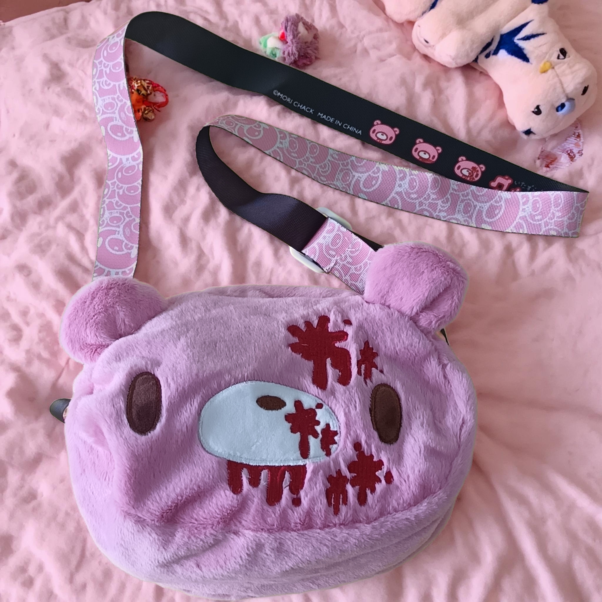 Borsa a tracolla in peluche Gloomy Bear: rosa, carina - cirurgia con dettagli “scarico nel sangue”. Un divertente e unico per i fan.