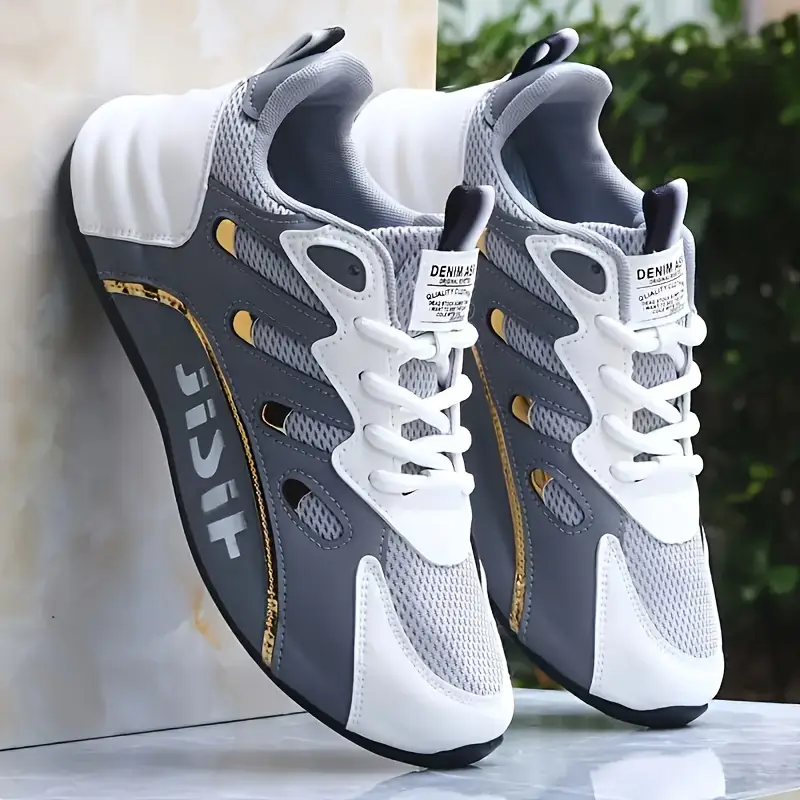 Atmungsaktive und bequeme Herren-Sportschuhe mit innerer Höhenverstellung und niedrigem Schnürverschluss, geeignet für Outdoor-Sportarten.