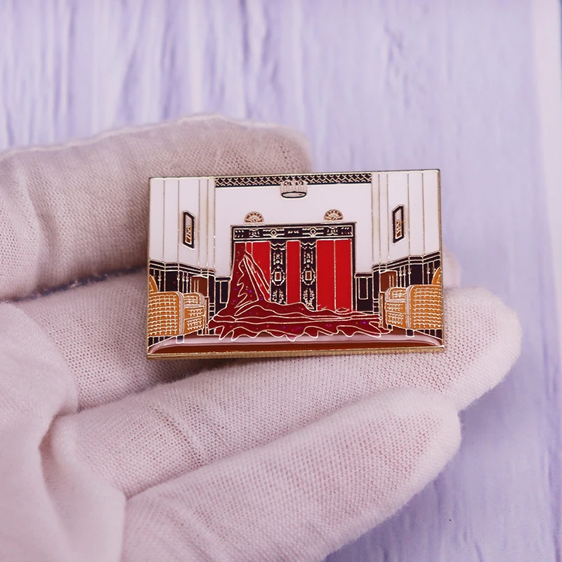 Übersehen Aufzug Emaille Pin die glänzende Brosche rot Glitzer Blut Horrorfilm Abzeichen Halloween Schmuck Sammlung