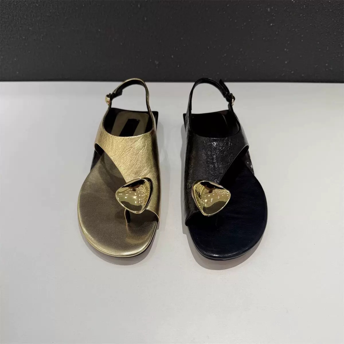 Sandal Wanita Model Thong Slingback Berdetail Hati Metalik, Desain Tali Pergelangan Kaki, Ujung Persegi Modern, Sepatu Kasual Harian untuk Wanita