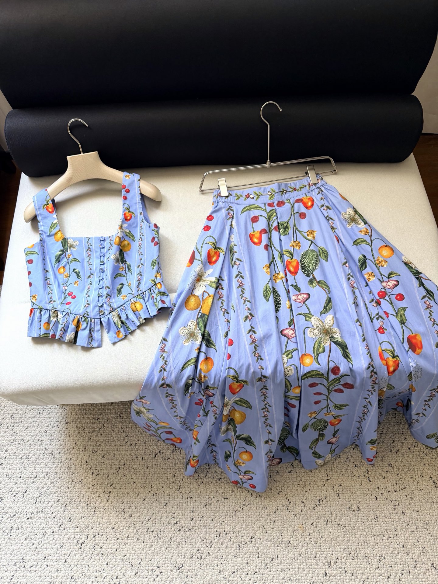 Setelan Wanita Motif Bunga Buah Biru, Atasan Vest Tanpa Lengan Kerah Kotak Kancing Satu Baris + Rok Panjang Bordir Pinggang Tinggi