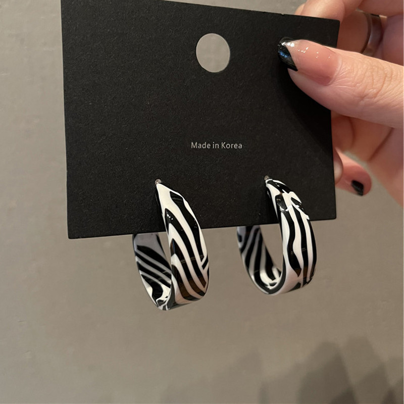 Nueva de Corea, pendientes de aro geométricos en forma de C con rayas de cebra, pendientes de tuerca acrílicos de resina de moda Retro para mujer, regalos de joyería de fiesta