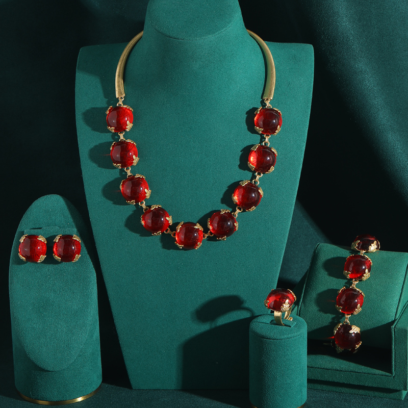 Set di Gioielli Vintage Quadrato con Smalto Rosso, Collana, Bracciale, Anello e Orecchini Placcati Oro Antico, Design di Lusso per Donne