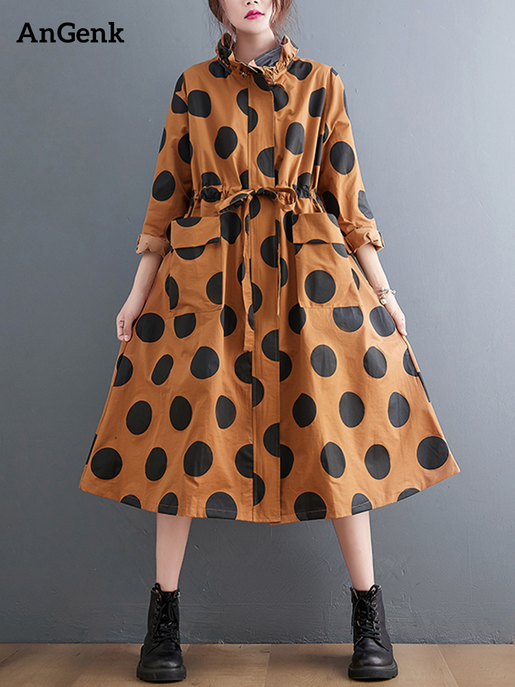 Abrigo largo de gabardina con estampado de lunares de gran tamaño para mujer, colección Otoño Invierno 2026, con cuello alto y cordón ajustable, estilo casual y holgado.