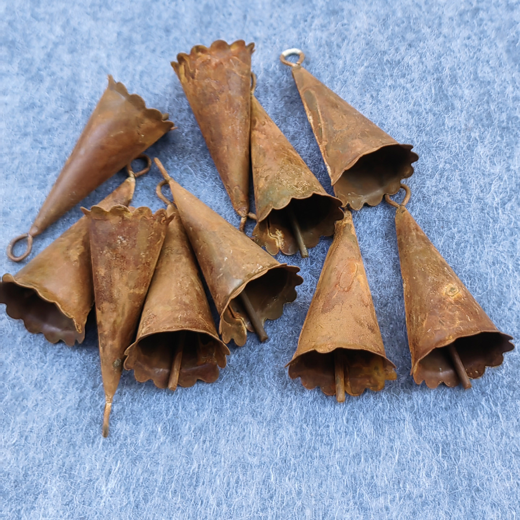12 pièces rustique fer étain métal Vintage jingle cloches rouillées trompette cloches pour guirlande artisanat couronne vacances ornements déco de noël