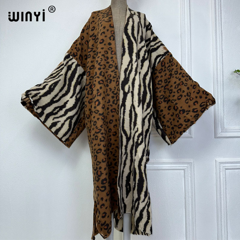 Winyi เสื้อโค้ทฤดูหนาวขนเฟอร์หรูหรามีพู่ทรงหลวมเสื้อโค้ทหนาอบอุ่นขนยาวคาร์ดิแกนยุโรปย้อนยุคสำหรับผู้หญิงอาบายาใหม่