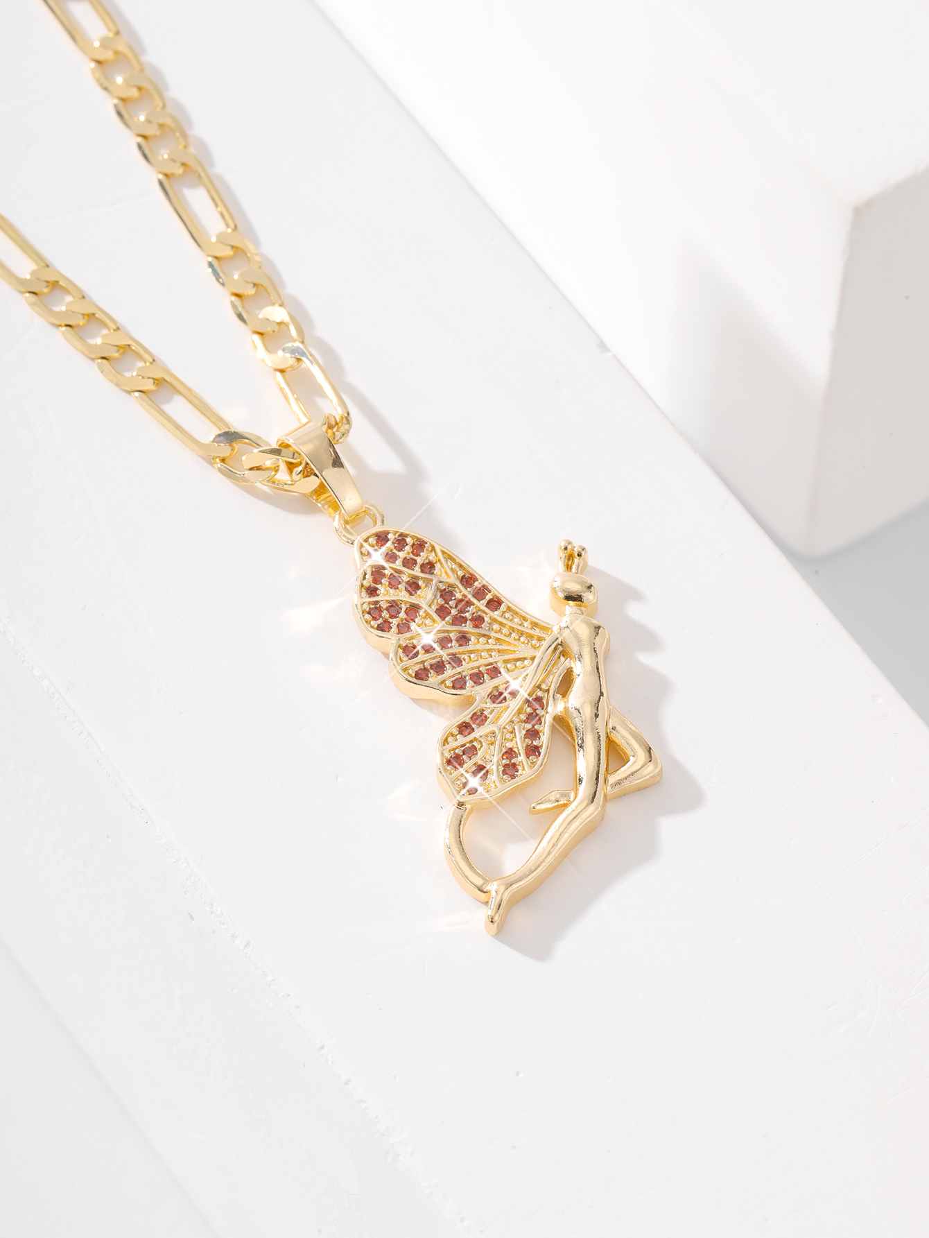 Colar feminino com pingente de borboleta e anjo clássico FanSibao, incrustado com zircônia vermelha, como presente para meninas.