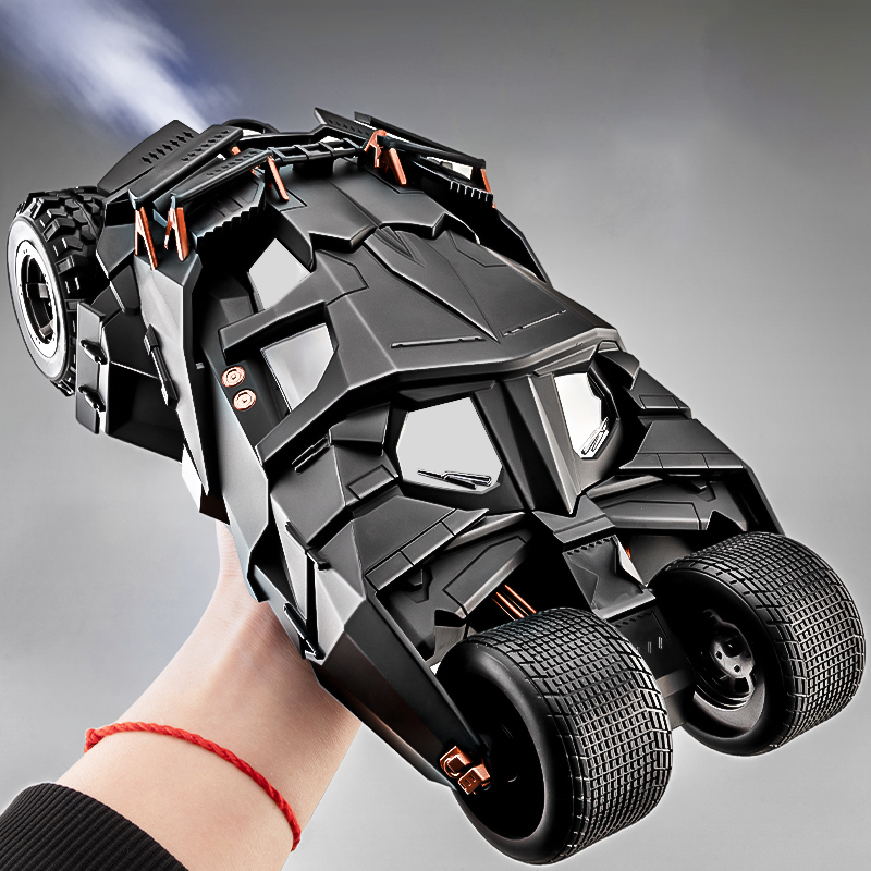 1:18 Fantastici giocattoli modello in lega Batmobile, squisiti ornamenti da scrivania, suono fresco e spray luminoso, regali di Natale