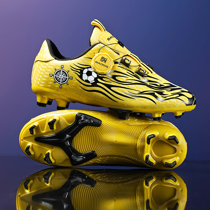 A pair of children's four-season leather soccer shoes with long studs, wear-resistant soccer shoes, sizes 28-39，MZ-302