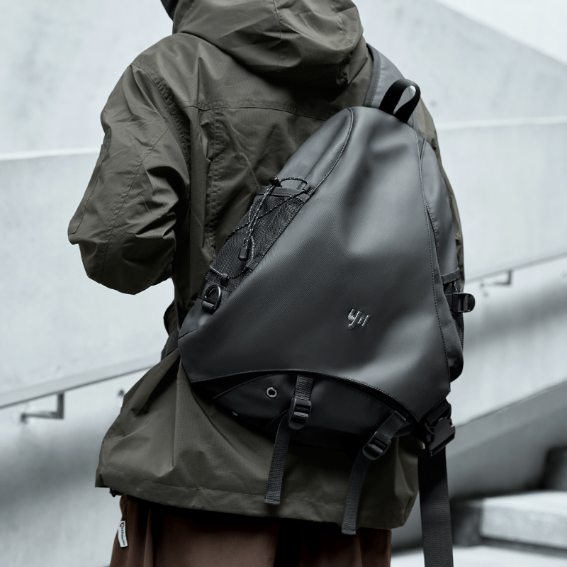 Sac bandoulière MOYYI grand format pour homme, sac à bandoulière imperméable avec boucle réglable, sac de poitrine tendance pour les voyages et les sports