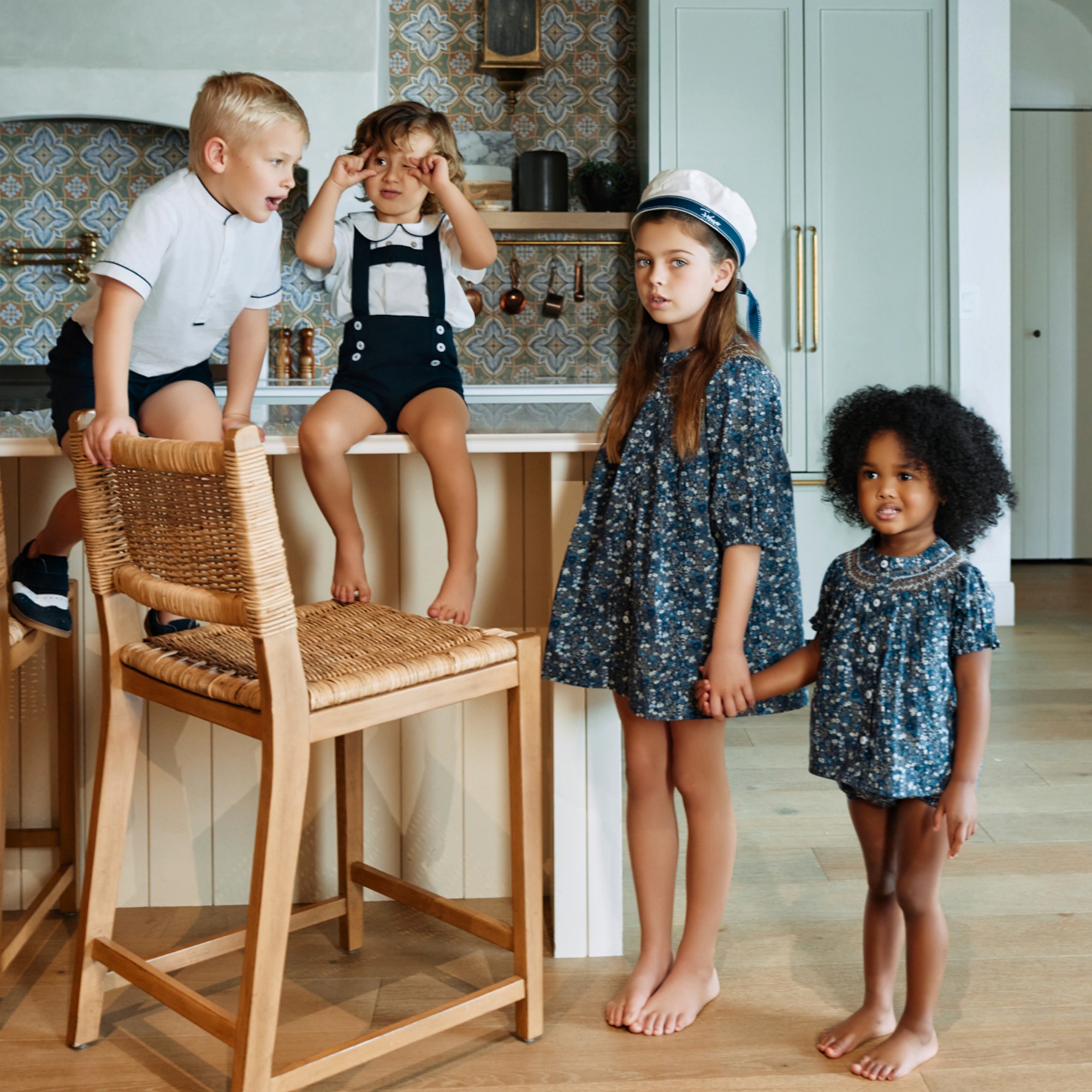 Коллекция AS 2026SS Boutique Eden: Платья и юбки с цветочным принтом для девочек, белые рубашки и темно-синие шорты для мальчиков