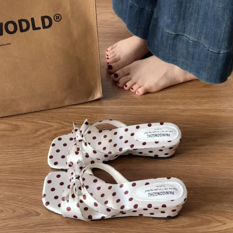 Chinelo Feminino de Cetim com Laço Borboleta Estilo Street, Salto Anabela com Poás, Sandália de Festa, Sapatos Femininos Concisos de Verão