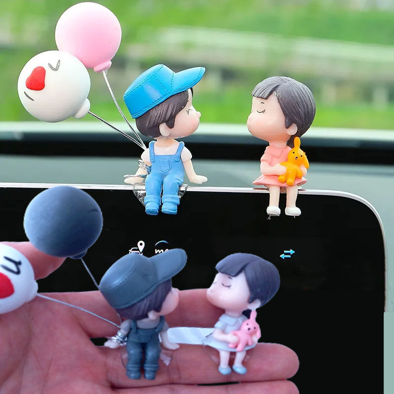 เครื่องประดับรถน่ารักการ์ตูนคู่ Action Figure ตุ๊กตาบอลลูนเครื่องประดับ Auto อุปกรณ์ตกแต่งภายในสําหรับแดชบอร์ดสาวของขวัญ
