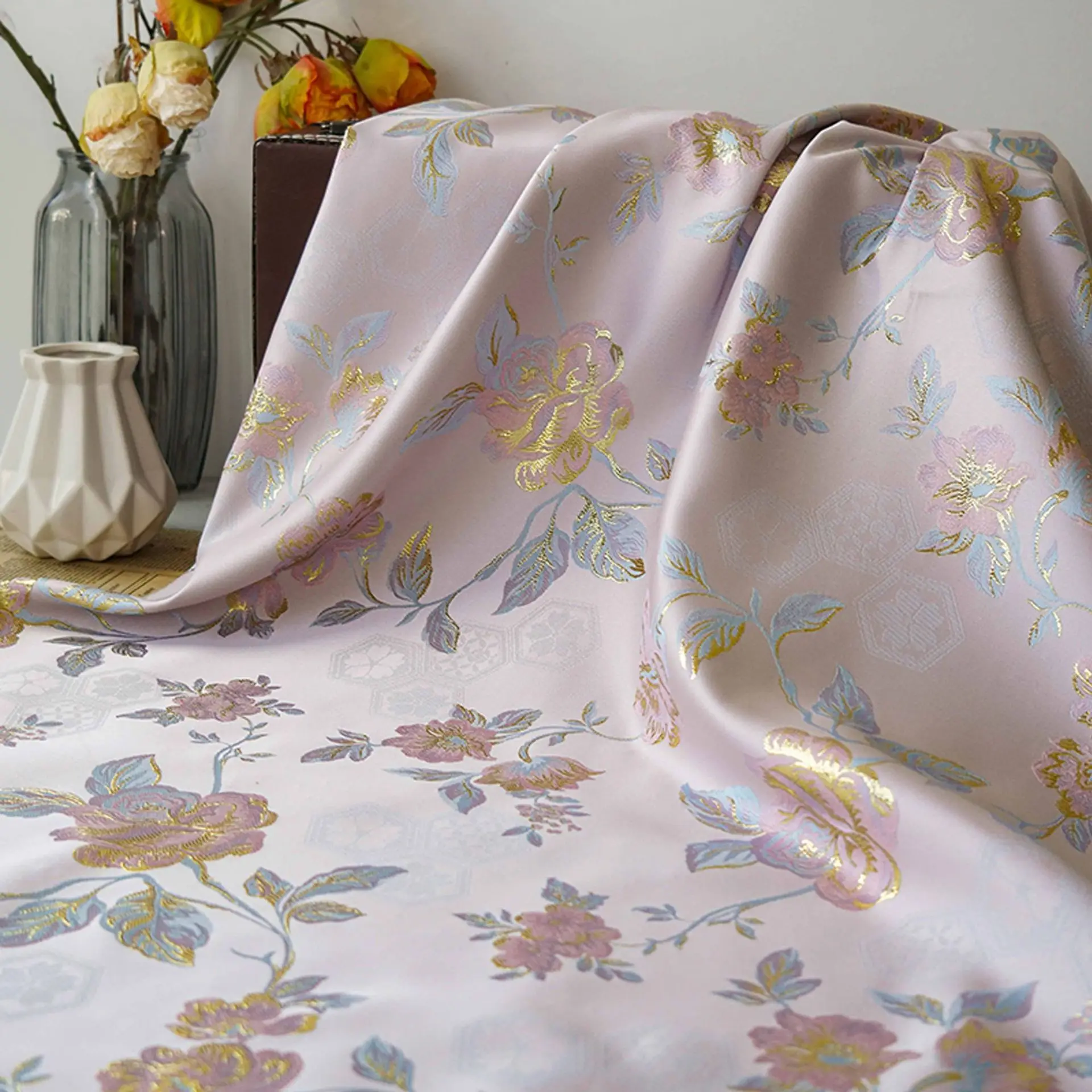 Tessuto jacquard con fiori in rilievo in seta dorata, abito retrò, gilet, borsa per bagagli, tessuto da cucito decorativo