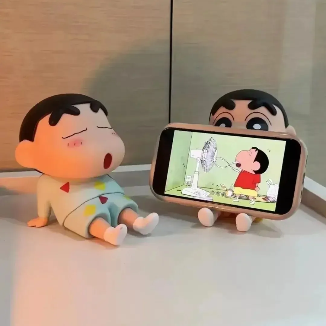 Leuke Nieuwe Crayon figuur Anime Telefoonhouder & Cartoon Figuur Desktop Ornamenten Schattige Pop Ondersteuning & voor het bekijken van TV Decoraties & &