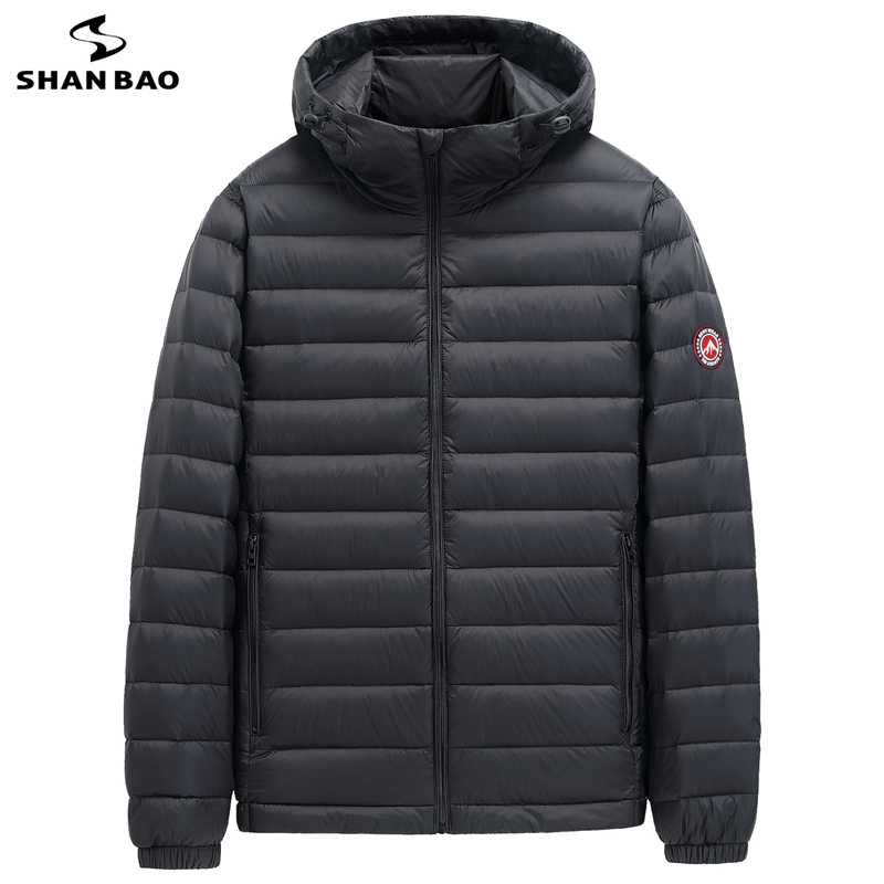 SHAN BAO Winter Marke Warme männer Lose Mit Kapuze Unten Jacke Klassischen Stil Abzeichen Plus Größe Leichte Daunen Jacke 5XL 6XL 7XL