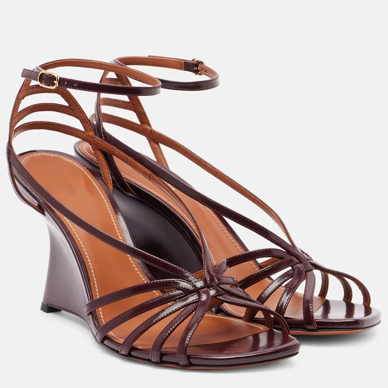 Schmale Keilabsatz-Ledersandalen mit sexy eckiger Zehenpartie, überkreuzten Riemen und individuellem Design – Neuheiten: Moderne Damenschuhe