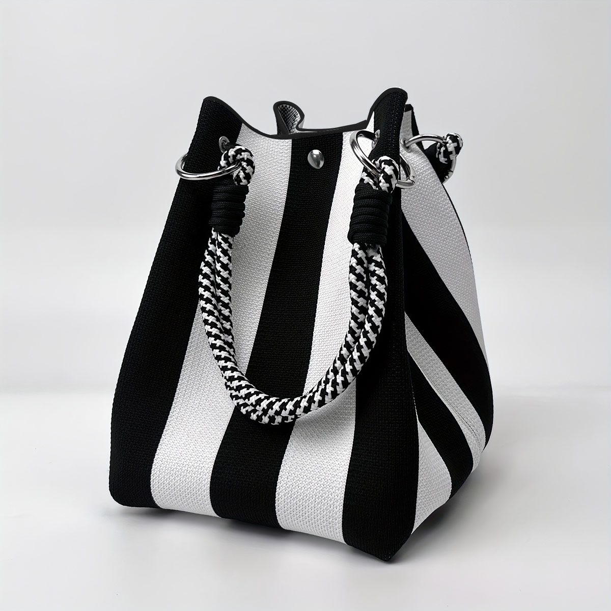 Diese mehrfarbige gestrickte Retro-Beutelhandtasche ist einfach und farbblockiert, vielseitig und leicht zu transportieren