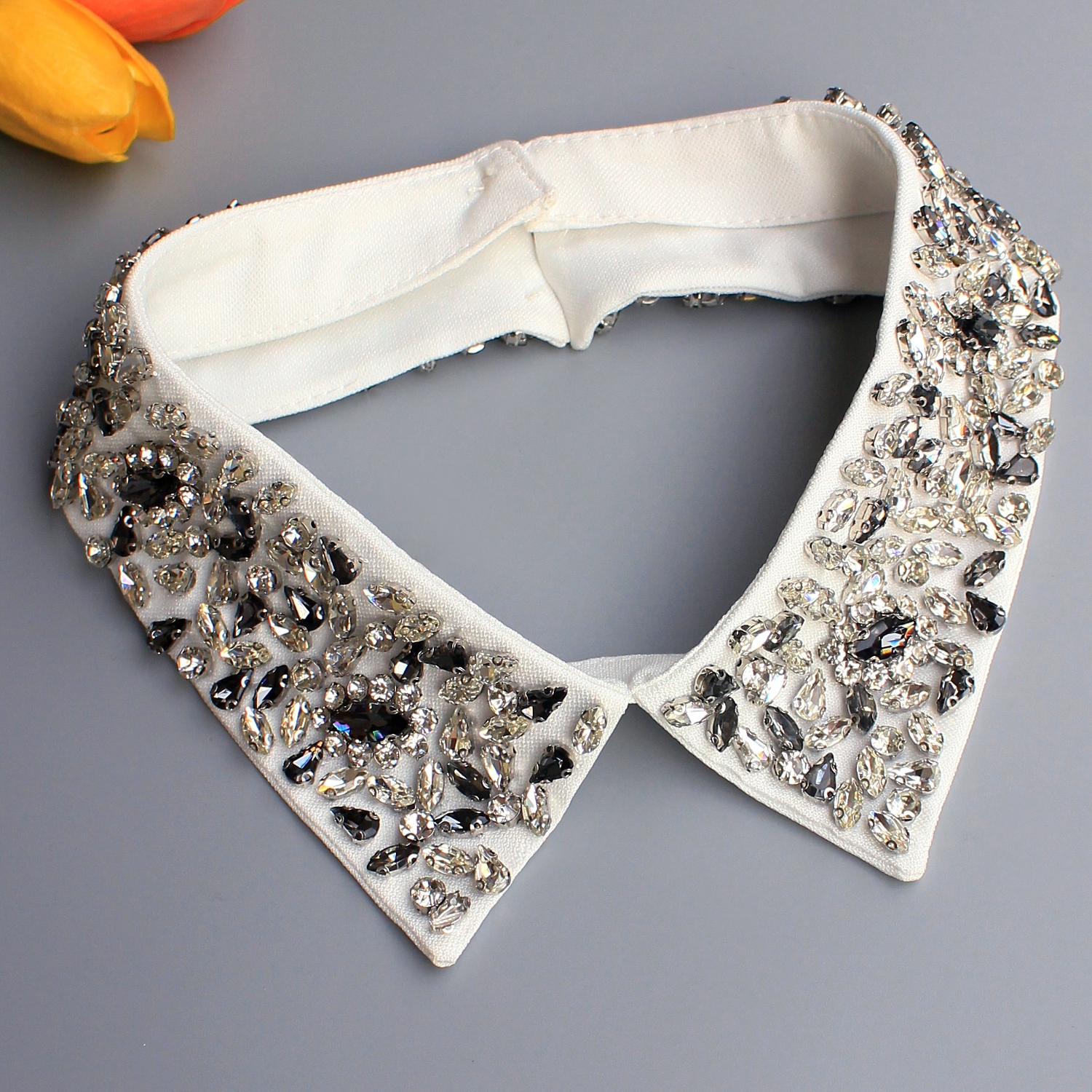 1 piece of luxurious hand-set rhinestone fake collar for ladies, a neck decoration with a quick-release design. This shiny and d