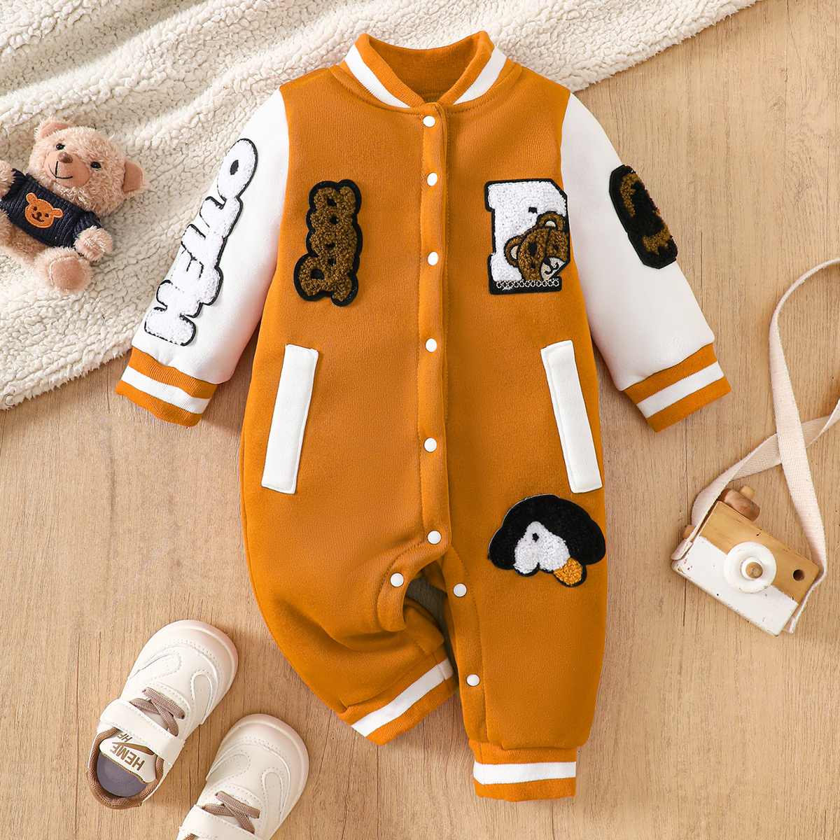 【Estilo retro de béisbol】Mono con forro polar para bebé, diseño de bloques de color naranja caramelo + bordado elaborado + estampado de oso y pingüino, conjunto de otoño/invierno para bebé