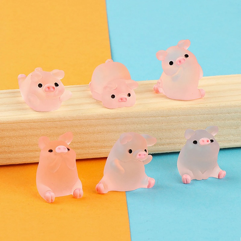 Un conjunto de seis adornos de cerdito que brillan en la oscuridad de resina, llavero DIY, accesorios de micromasaje, decoración de escritorio para el hogar y el coche