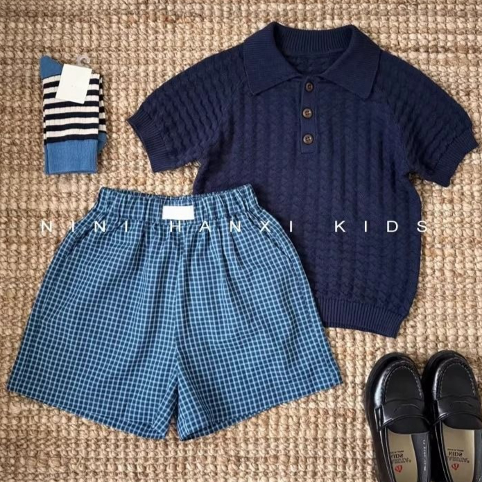 Conjunto de Roupa Infantil Masculina 2026 Primavera/Verão: Novo Kit de Moda Préppy com Camiseta de Malha e Shorts Plingham para Meninos