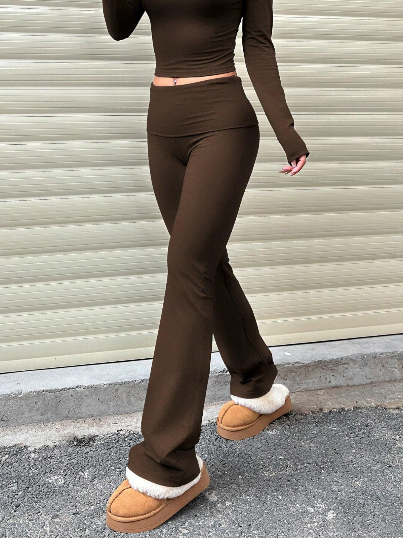 Leggings da donna marroni con orlo leggermente svasato ed elasticità in vita alta, adatti per abbigliamento casual e yoga