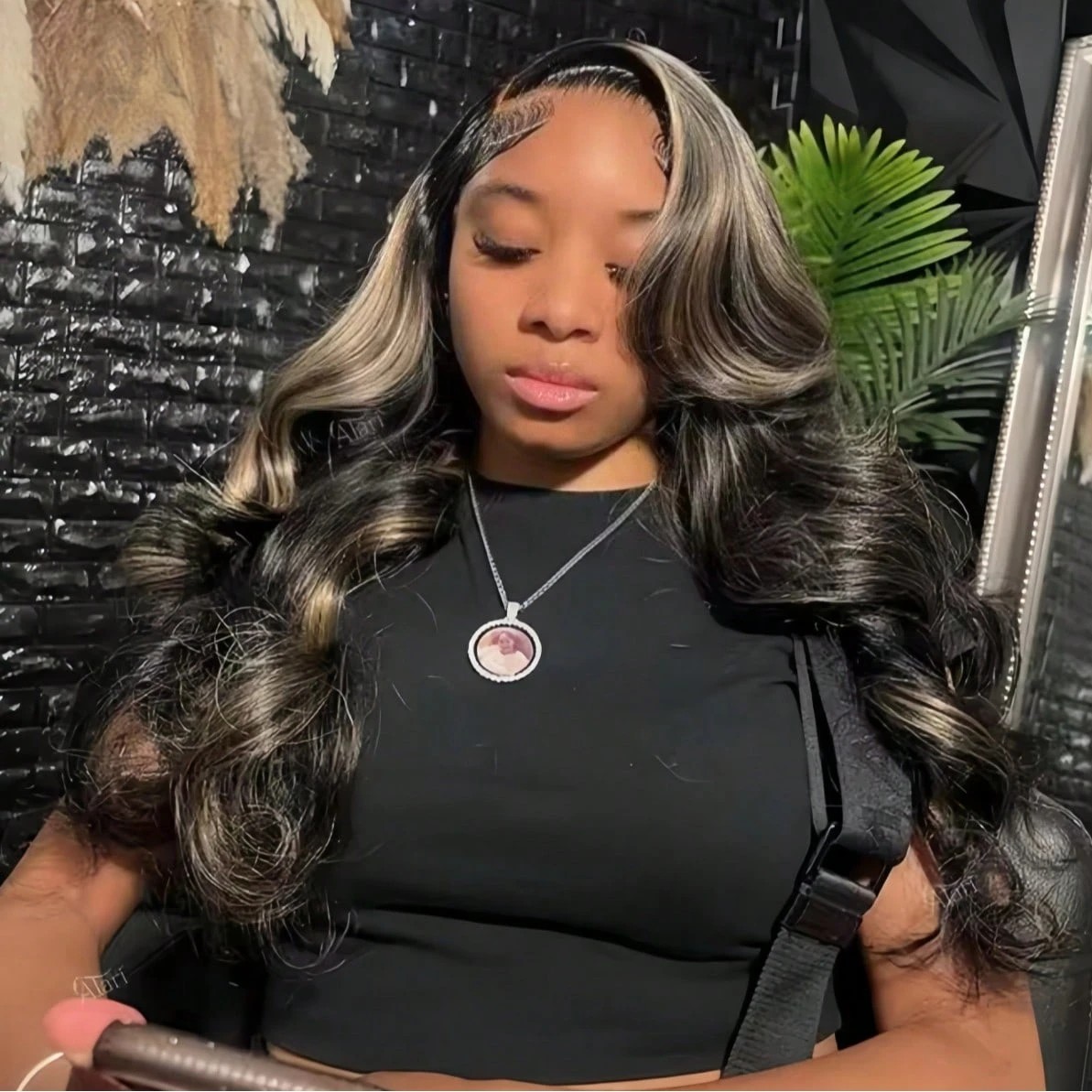 Peruka z naturalnych włosów, ombre z czarnymi i blond pasemkami, falowane włosy, peruka typu lace front 13x6, transparentna peruka lace frontal 13x4 HD dla kobiet.
