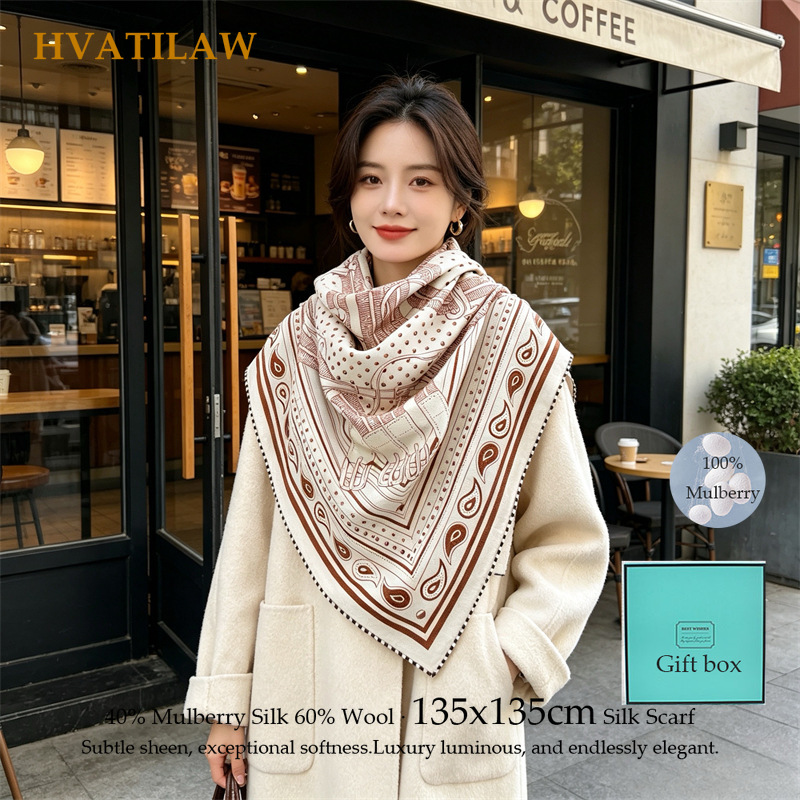 ผ้าพันคอไหมผสมขนสัตว์สำหรับผู้หญิง ไหม 40% ขนสัตว์ 60% ขนาด 135 ซม. ผ้าคลุมไหล่ทรงสี่เหลี่ยมขนาดใหญ่ พิมพ์ลายสวยงาม ผ้าคลุมศีรษะสำหรับฤดูหนาว ขอบเย็บมือ ผ้าพันคอแบบผ้าพันคอ bandana