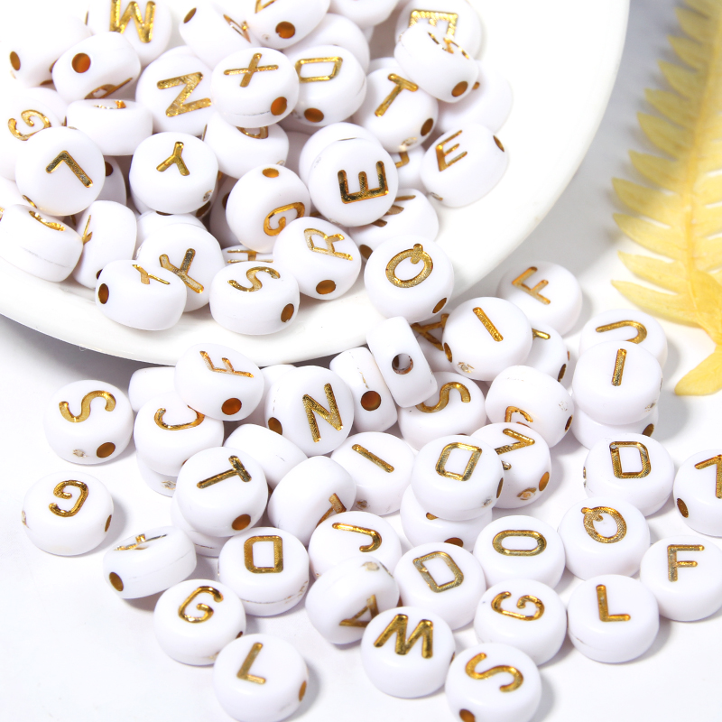 100 Uds. Mezclado de 7mm Color oro blanco redondo plano alfabeto cuentas sueltas letra cuentas acrílicas para fabricación de joyería Diy pulsera collar