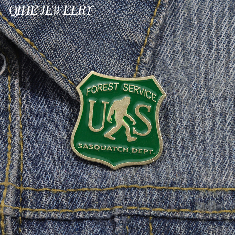 Ons Bos Service Sasquatch Dept Bigfoot Email Pins Bosbouw Wandelkamp Grote Voet Broche Kleding Revers Badge Sieraden Geschenken