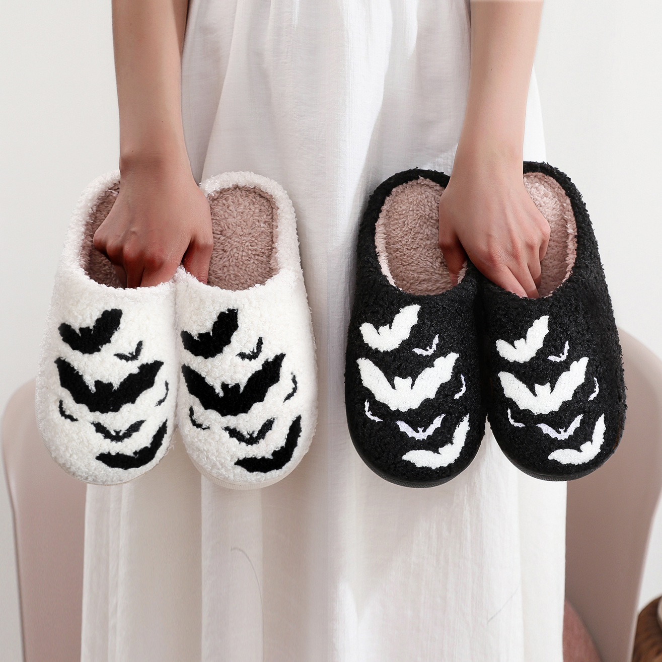 Zapatillas de algodón de lana cómodas de suela gruesa para el hogar de felpa bordada con patrón de murciélago de Halloween Zapatillas de interior antideslizantes cálidas personalizadas para hombres y mujeres pueden usar regalos de vacaciones
