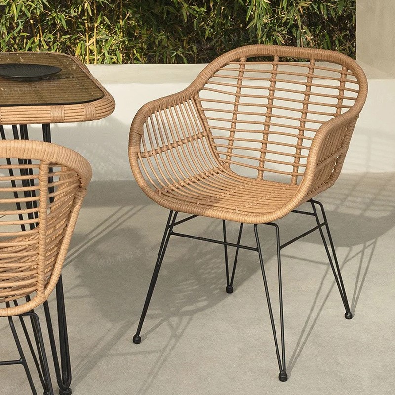 MOMO Ins Rattan Outdoor Balkon Dreiteiliges Set Eisengewebter Freizeitstuhl mit Massivholztisch für den Haushaltshof